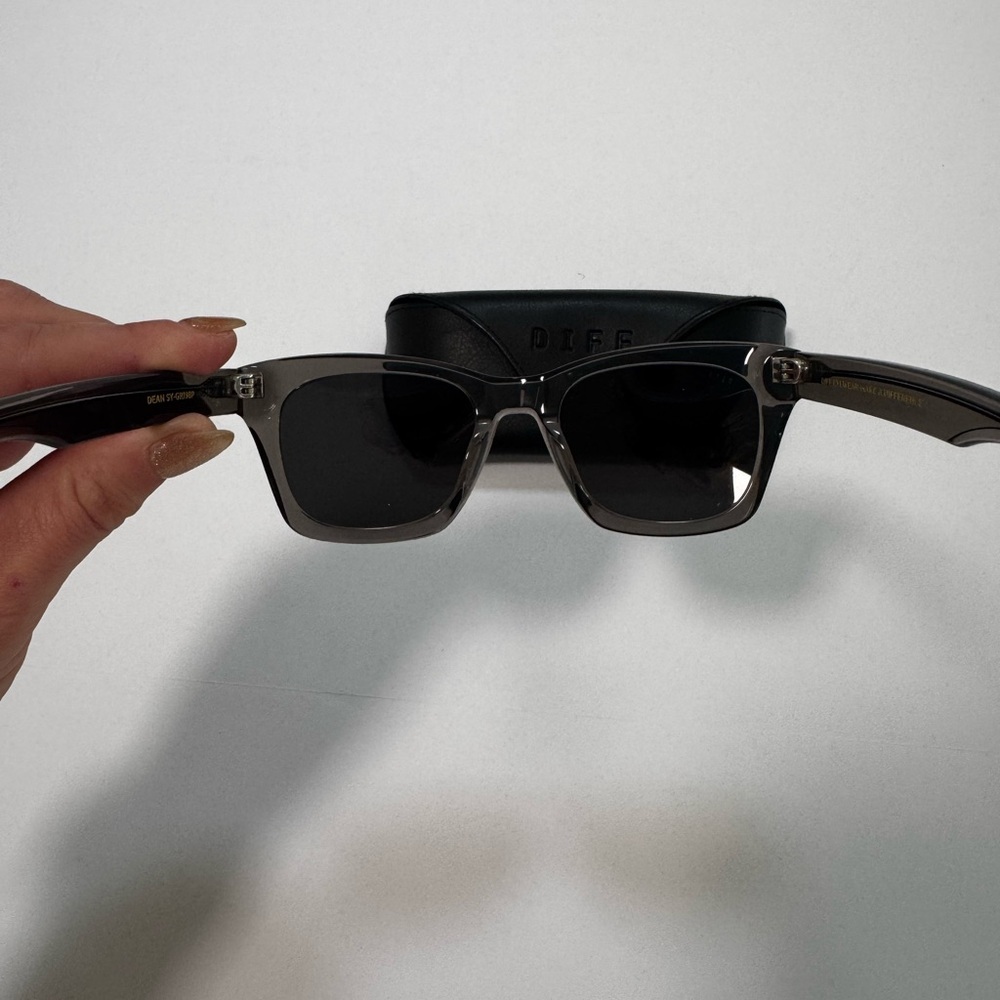 DIFF ๐ท๏ธ NWOT UNISEX Black Sunglasses with Case - Picture 3 of 3